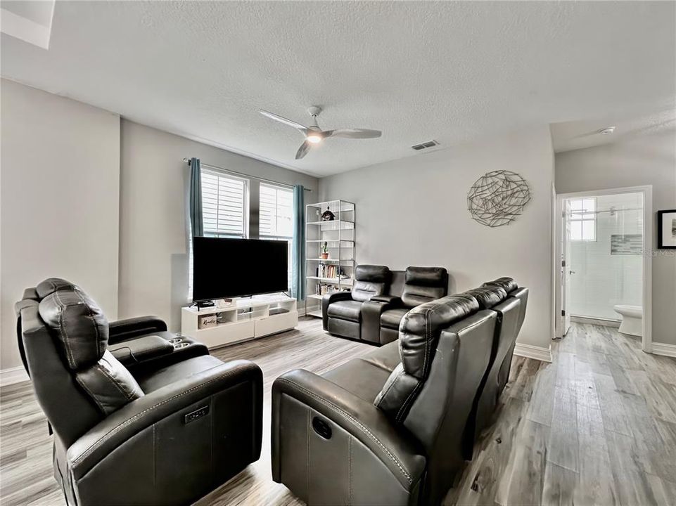 En Venta: $979,000 (5 camas, 3 baños, 2196 Pies cuadrados)