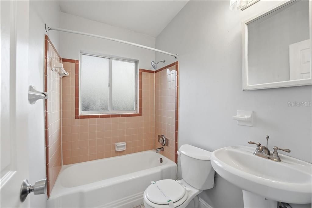 For Rent: $1,565 (2 beds, 1 baths, 800 Square Feet)