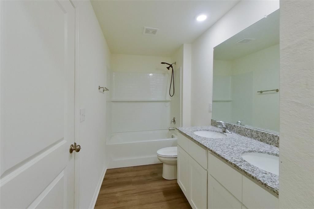 В аренду: $1,665 (4 спален, 2 ванн, 1449 Квадратных фут)