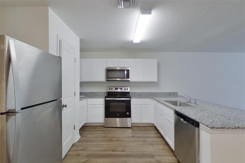 В аренду: $1,665 (4 спален, 2 ванн, 1449 Квадратных фут)