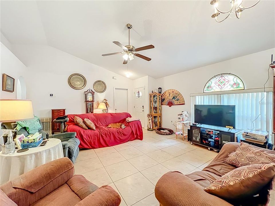 На продажу: $329,999 (3 спален, 2 ванн, 1303 Квадратных фут)