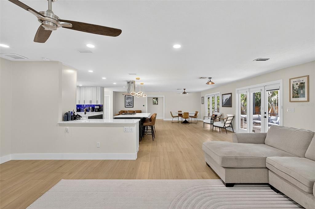 En Venta: $1,599,900 (3 camas, 3 baños, 2558 Pies cuadrados)