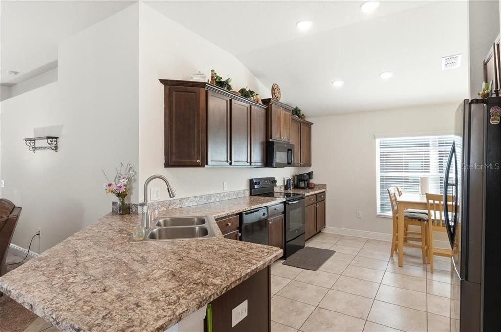 待售: $314,900 (4 贝兹, 2 浴室, 1860 平方英尺)