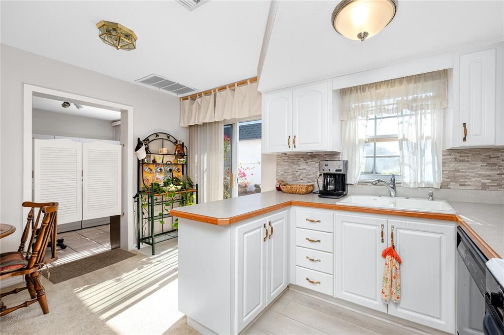 待售: $220,000 (2 贝兹, 2 浴室, 1060 平方英尺)