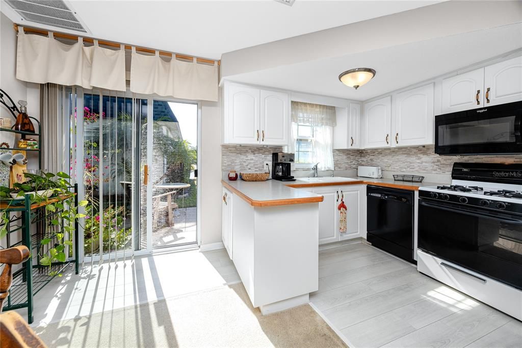 待售: $220,000 (2 贝兹, 2 浴室, 1060 平方英尺)