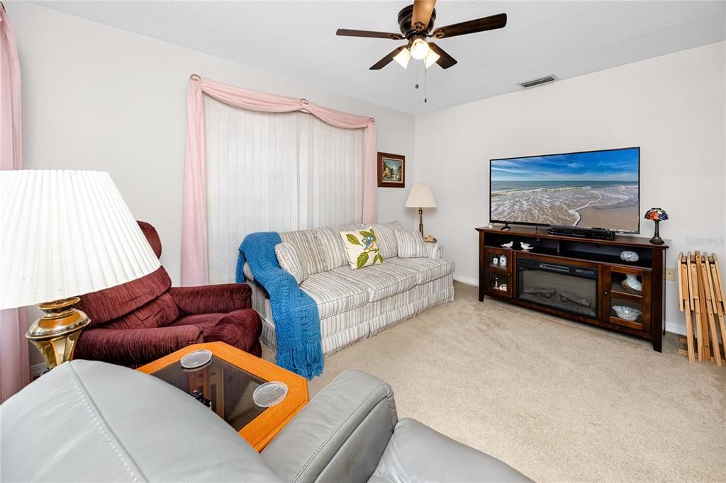 待售: $220,000 (2 贝兹, 2 浴室, 1060 平方英尺)