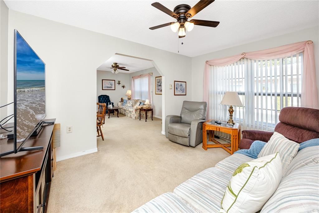 待售: $220,000 (2 贝兹, 2 浴室, 1060 平方英尺)