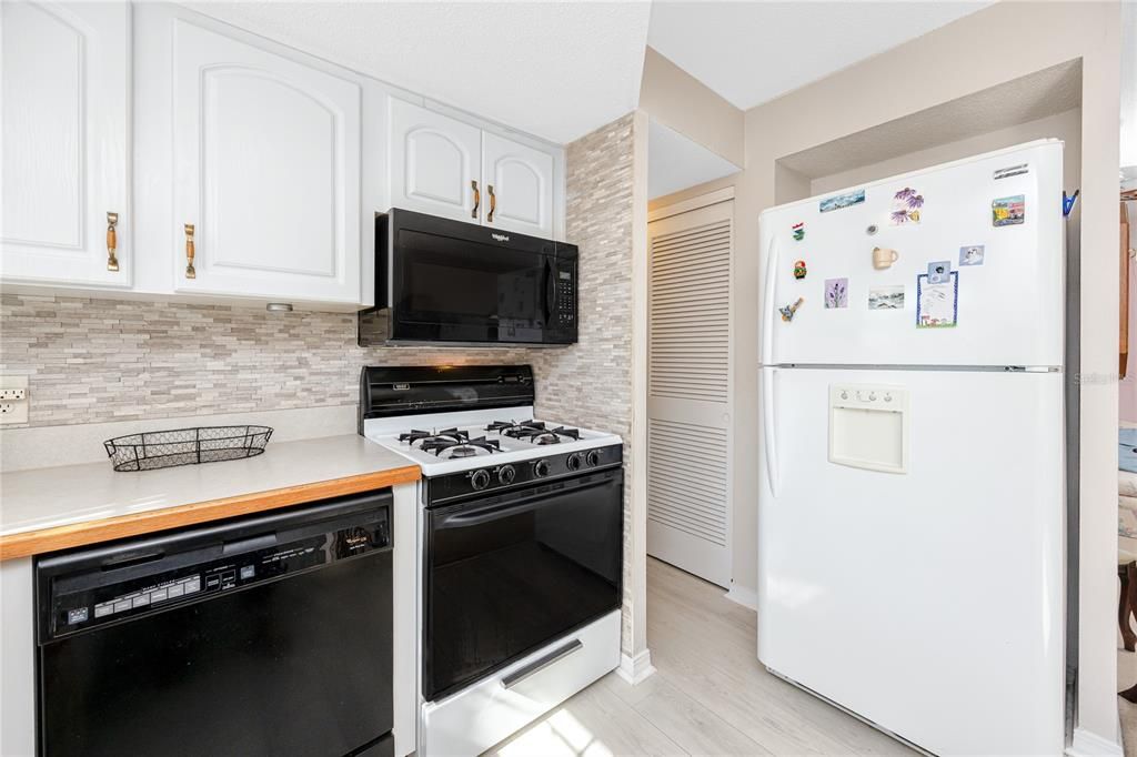 待售: $220,000 (2 贝兹, 2 浴室, 1060 平方英尺)