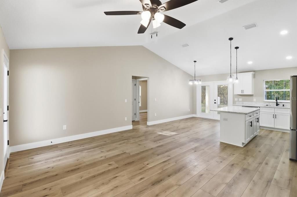 待售: $299,900 (3 贝兹, 2 浴室, 1461 平方英尺)