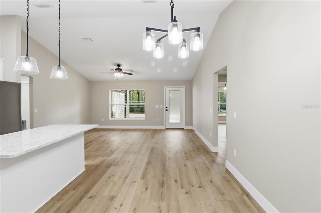 待售: $299,900 (3 贝兹, 2 浴室, 1461 平方英尺)