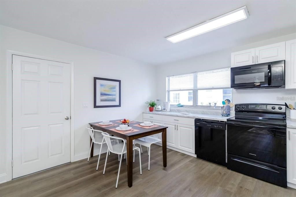 For Rent: $2,240 (2 beds, 1 baths, 950 Square Feet)