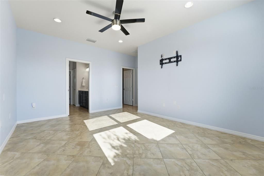 На продажу: $395,000 (2 спален, 2 ванн, 1698 Квадратных фут)