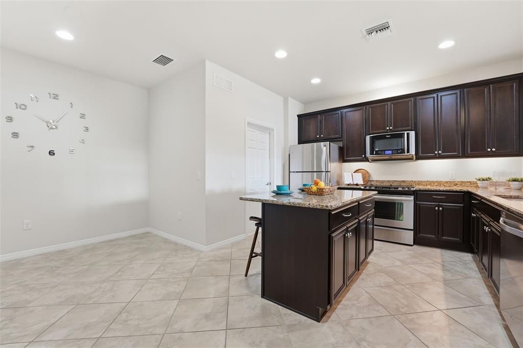 На продажу: $395,000 (2 спален, 2 ванн, 1698 Квадратных фут)