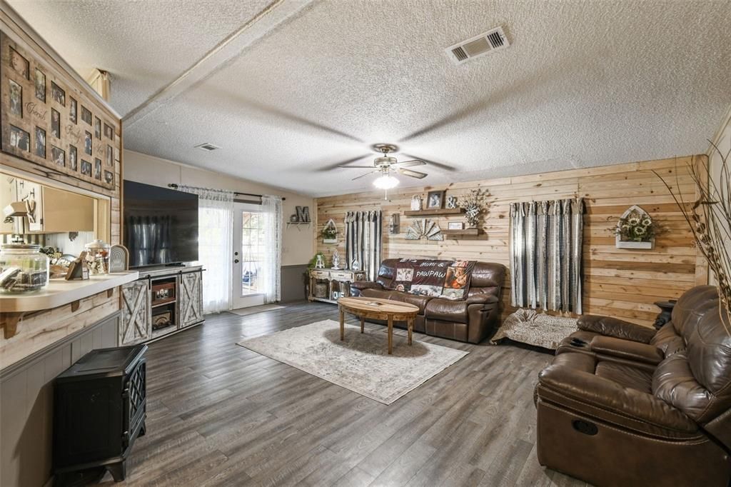 For Sale: $249,900 (2 beds, 2 baths, 1296 Square Feet)