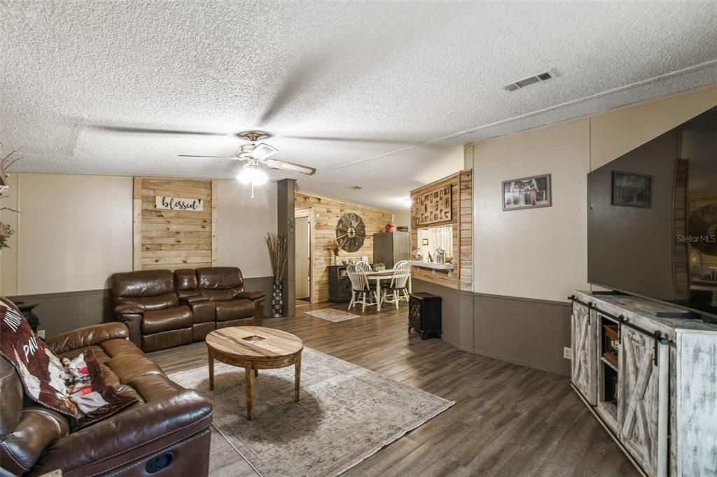 For Sale: $249,900 (2 beds, 2 baths, 1296 Square Feet)