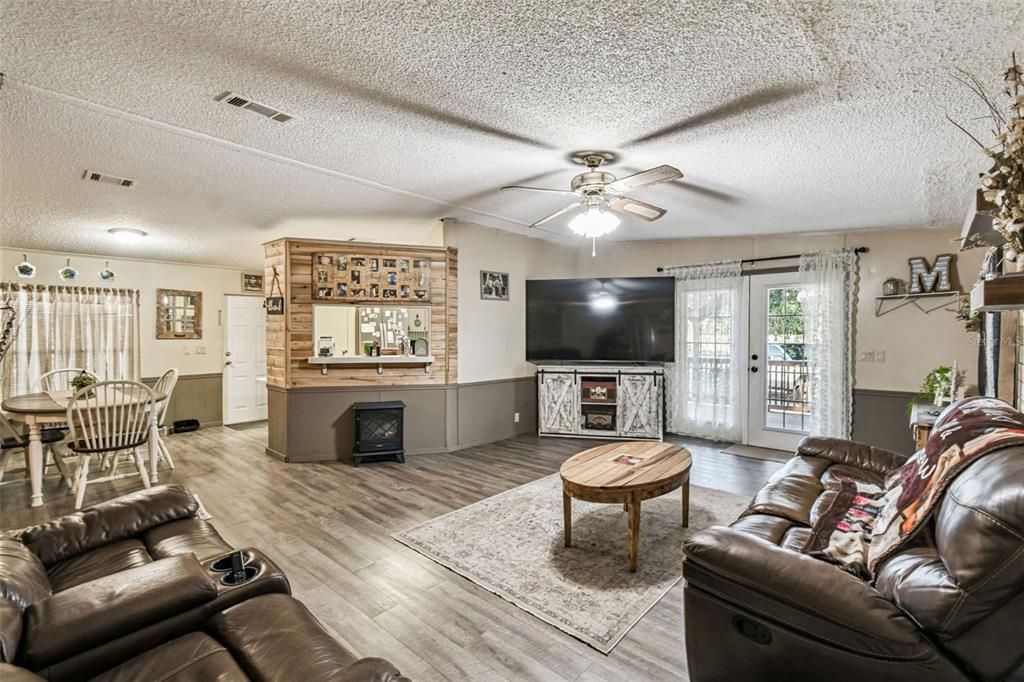 For Sale: $249,900 (2 beds, 2 baths, 1296 Square Feet)