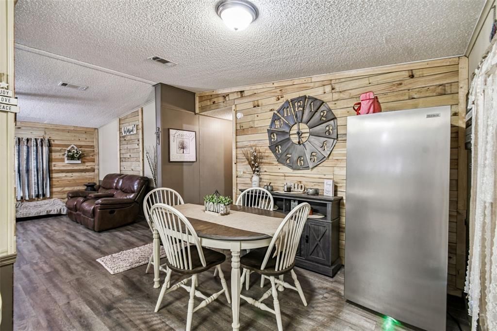 For Sale: $249,900 (2 beds, 2 baths, 1296 Square Feet)