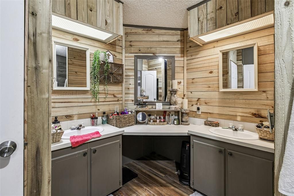 For Sale: $249,900 (2 beds, 2 baths, 1296 Square Feet)