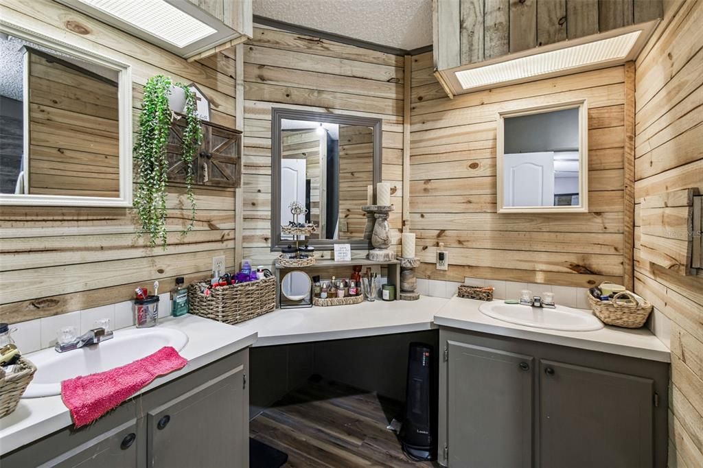 For Sale: $249,900 (2 beds, 2 baths, 1296 Square Feet)