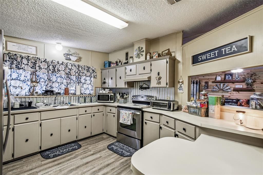 For Sale: $249,900 (2 beds, 2 baths, 1296 Square Feet)