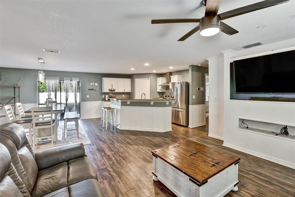 For Sale: $337,000 (3 beds, 2 baths, 1483 Square Feet)