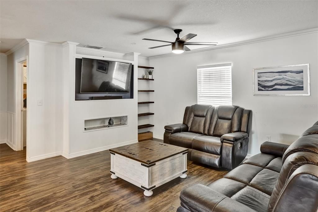 For Sale: $337,000 (3 beds, 2 baths, 1483 Square Feet)