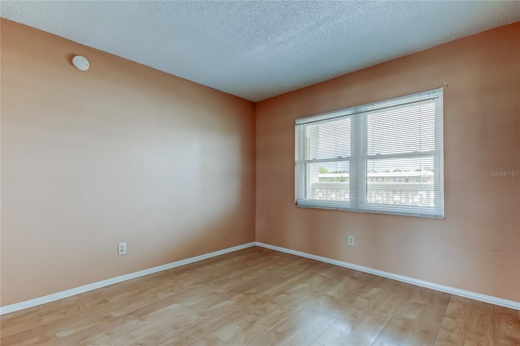 合同活跃: $150,000 (2 贝兹, 2 浴室, 1025 平方英尺)