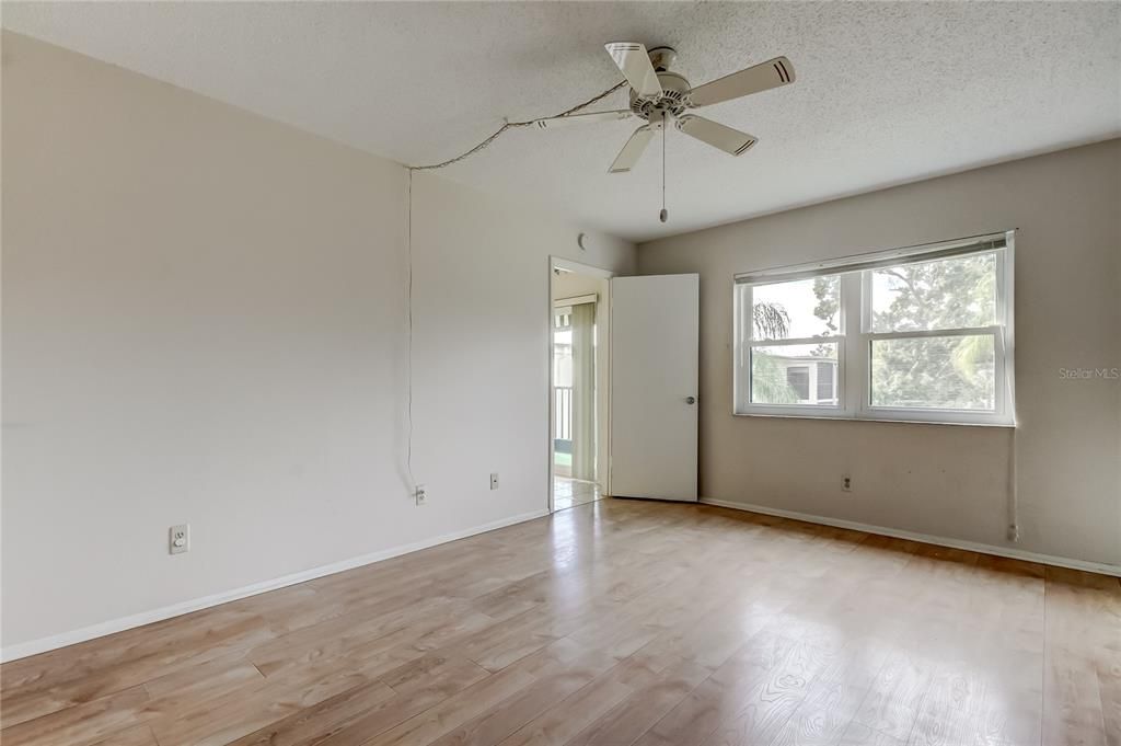 合同活跃: $150,000 (2 贝兹, 2 浴室, 1025 平方英尺)