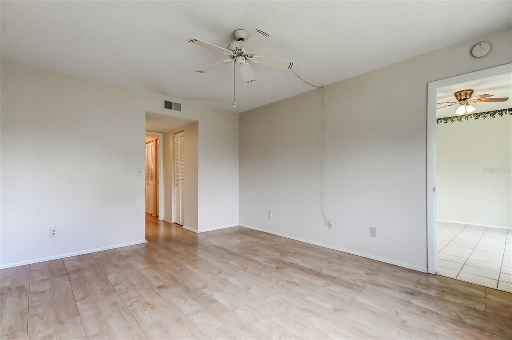 合同活跃: $150,000 (2 贝兹, 2 浴室, 1025 平方英尺)