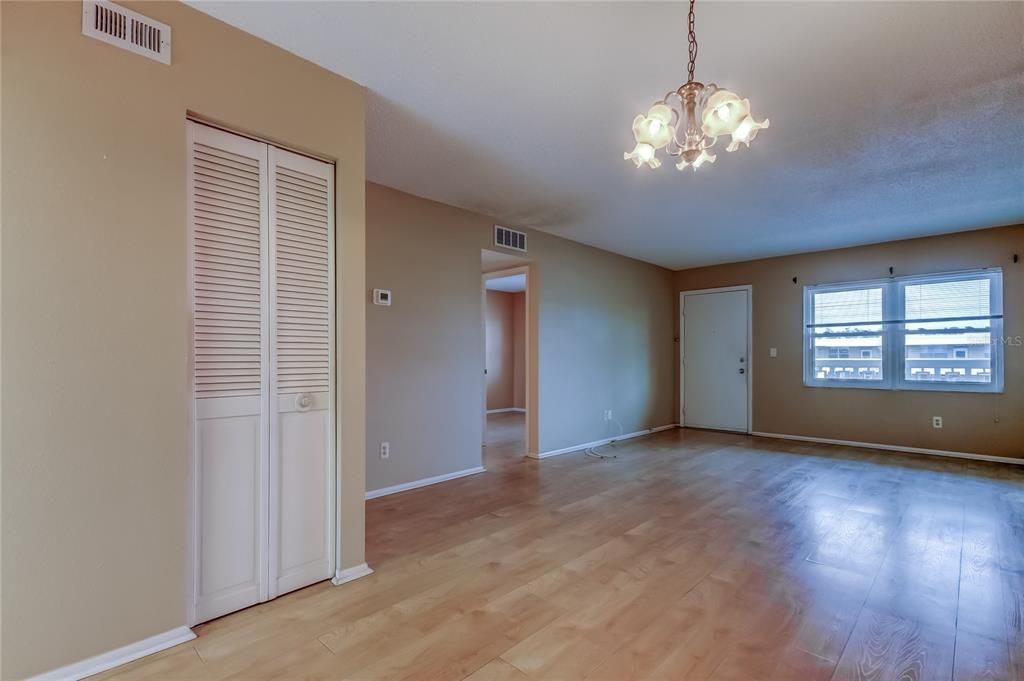 合同活跃: $150,000 (2 贝兹, 2 浴室, 1025 平方英尺)