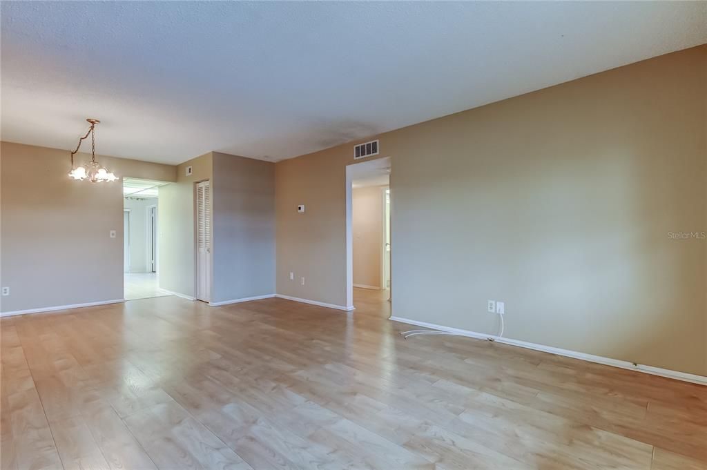 合同活跃: $150,000 (2 贝兹, 2 浴室, 1025 平方英尺)