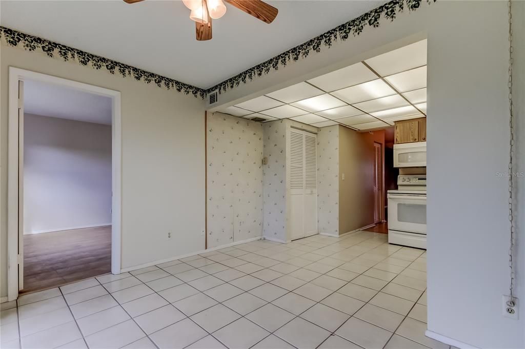 合同活跃: $150,000 (2 贝兹, 2 浴室, 1025 平方英尺)