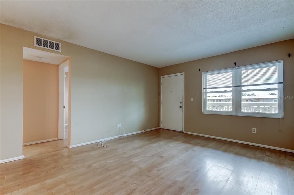 合同活跃: $150,000 (2 贝兹, 2 浴室, 1025 平方英尺)