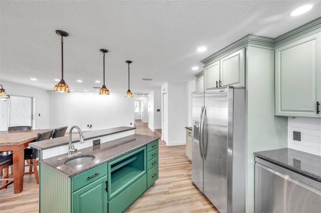 For Rent: $3,350 (4 beds, 2 baths, 1734 Square Feet)