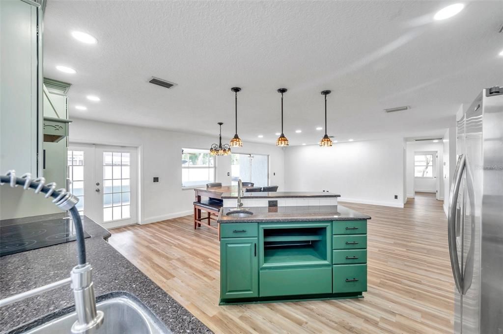 For Rent: $3,350 (4 beds, 2 baths, 1734 Square Feet)