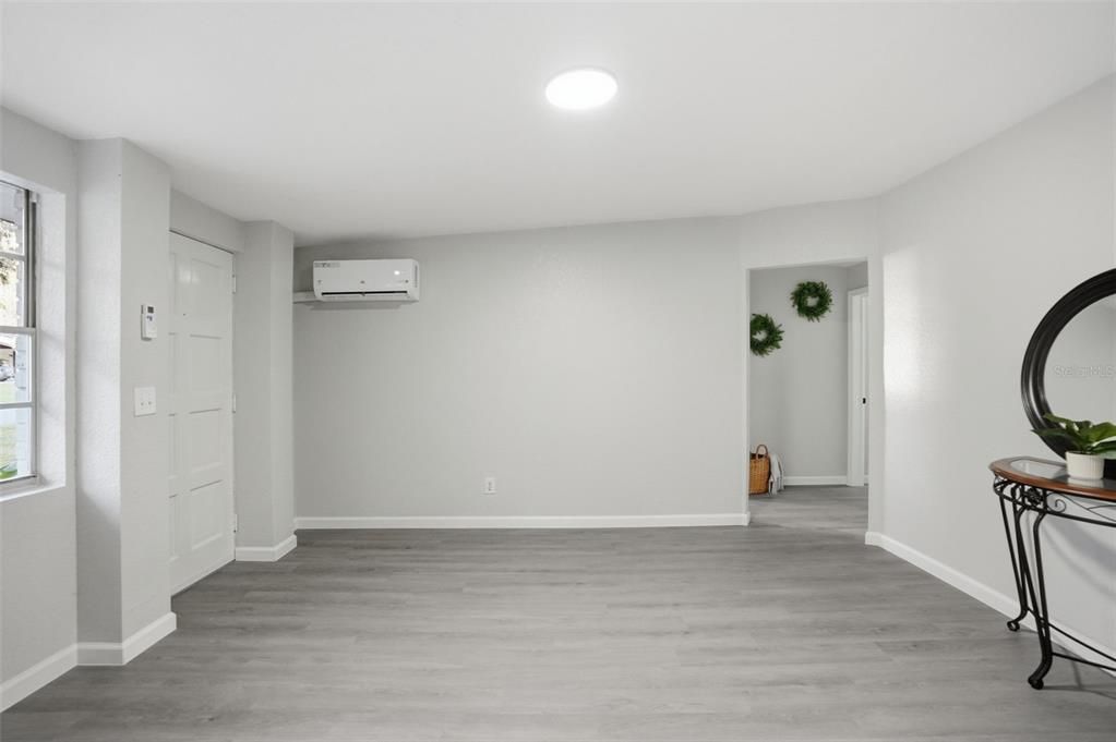 For Sale: $167,500 (2 beds, 1 baths, 884 Square Feet)