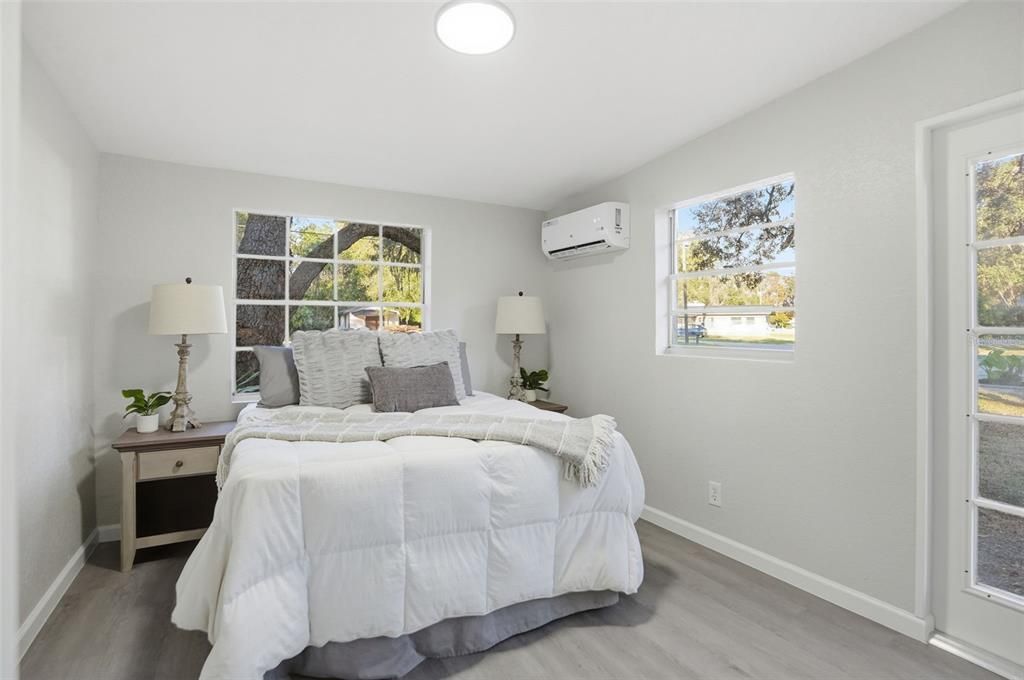 For Sale: $167,500 (2 beds, 1 baths, 884 Square Feet)