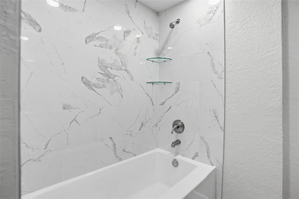 For Sale: $167,500 (2 beds, 1 baths, 884 Square Feet)