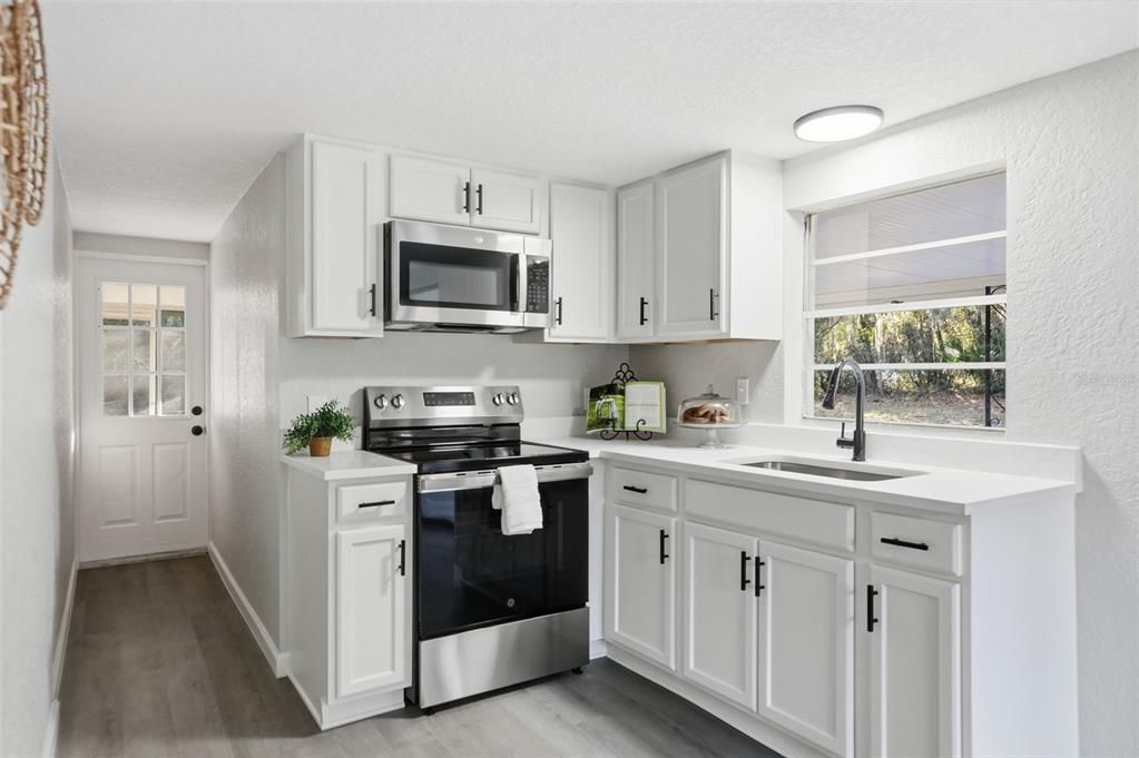 For Sale: $167,500 (2 beds, 1 baths, 884 Square Feet)