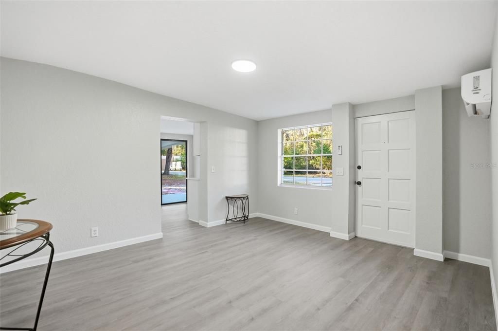 For Sale: $167,500 (2 beds, 1 baths, 884 Square Feet)