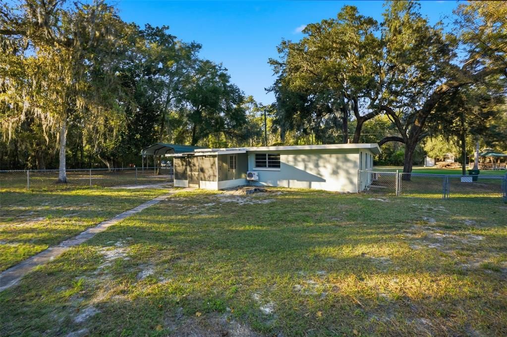 For Sale: $167,500 (2 beds, 1 baths, 884 Square Feet)