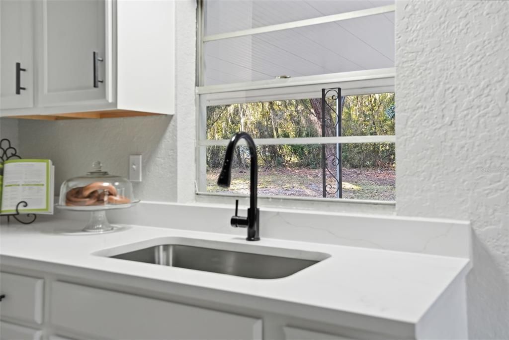 For Sale: $167,500 (2 beds, 1 baths, 884 Square Feet)