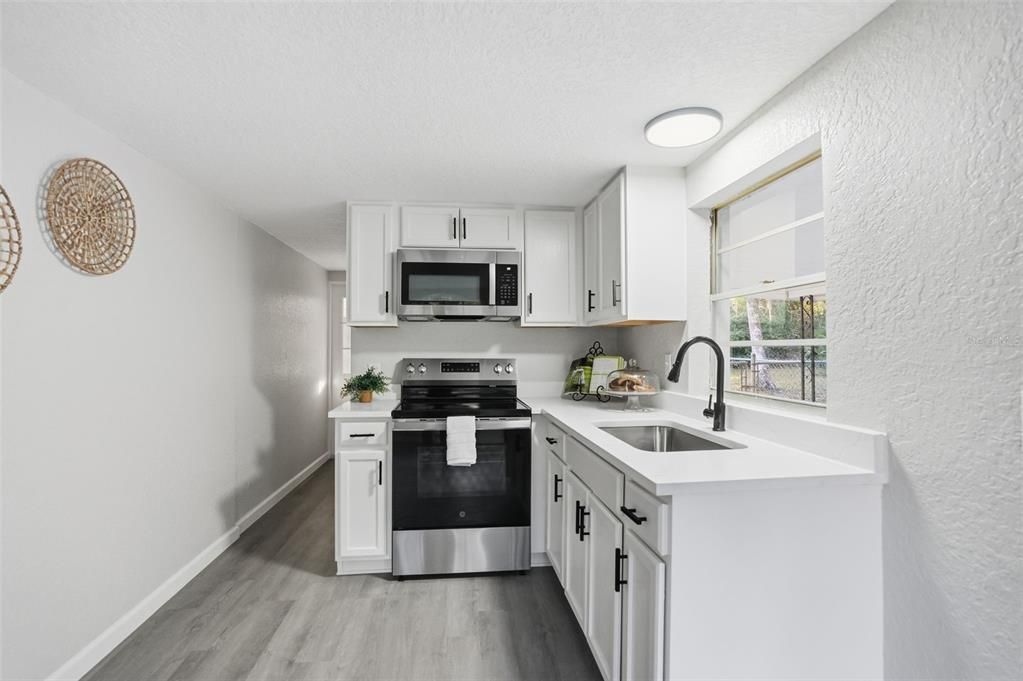 For Sale: $167,500 (2 beds, 1 baths, 884 Square Feet)