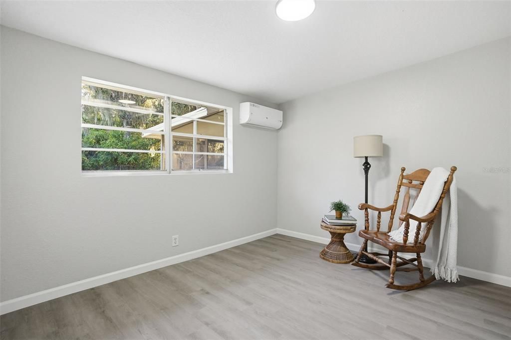 For Sale: $167,500 (2 beds, 1 baths, 884 Square Feet)