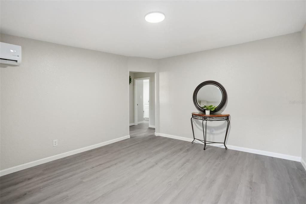 For Sale: $167,500 (2 beds, 1 baths, 884 Square Feet)