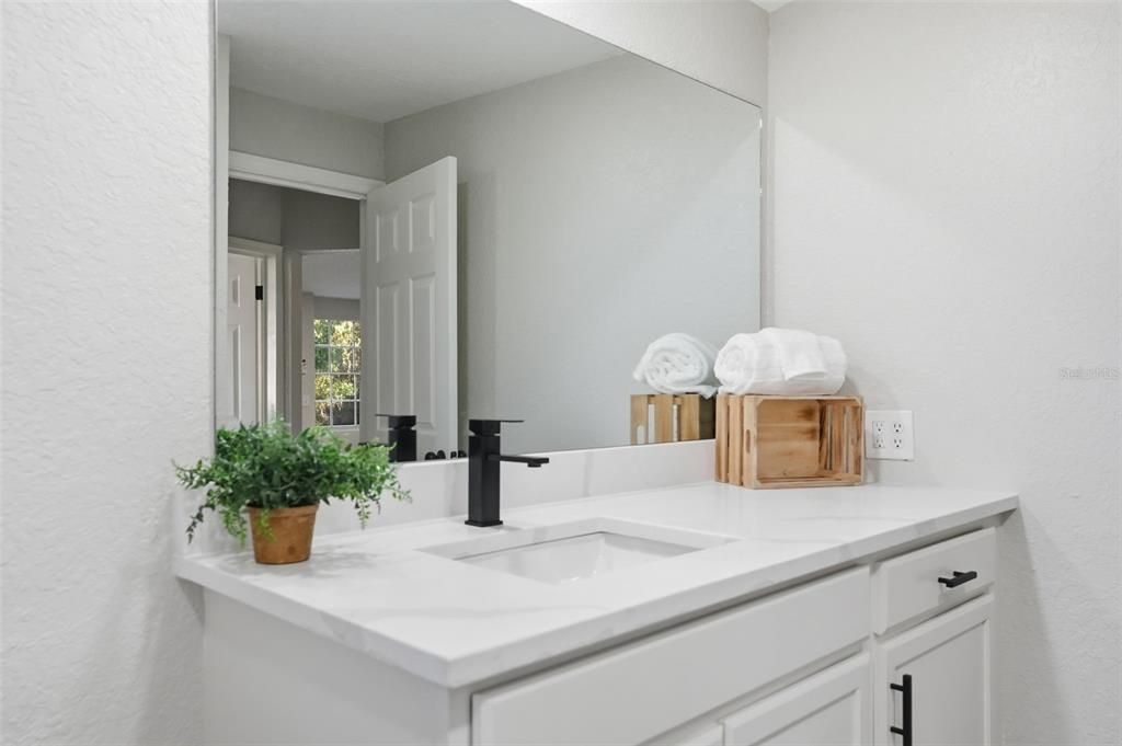 For Sale: $167,500 (2 beds, 1 baths, 884 Square Feet)