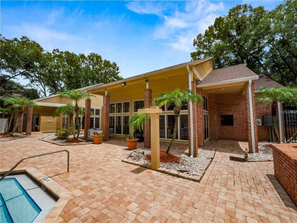 Active With Contract: $1,385 (1 beds, 1 baths, 846 Square Feet)