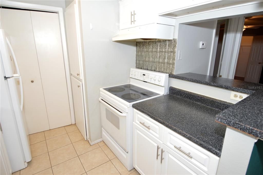 Active With Contract: $1,385 (1 beds, 1 baths, 846 Square Feet)