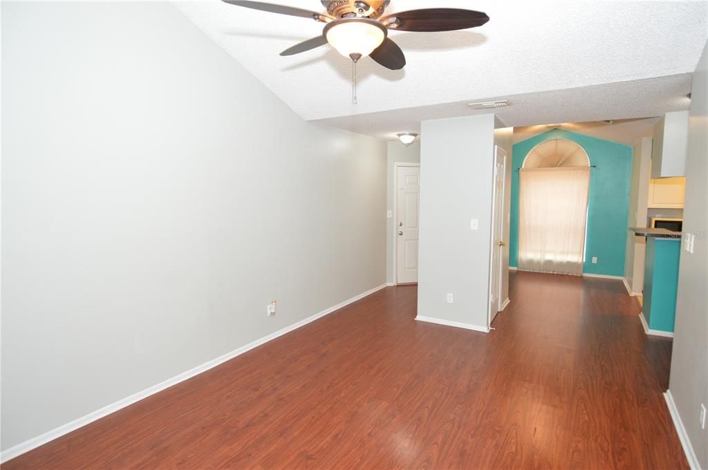 Active With Contract: $1,385 (1 beds, 1 baths, 846 Square Feet)