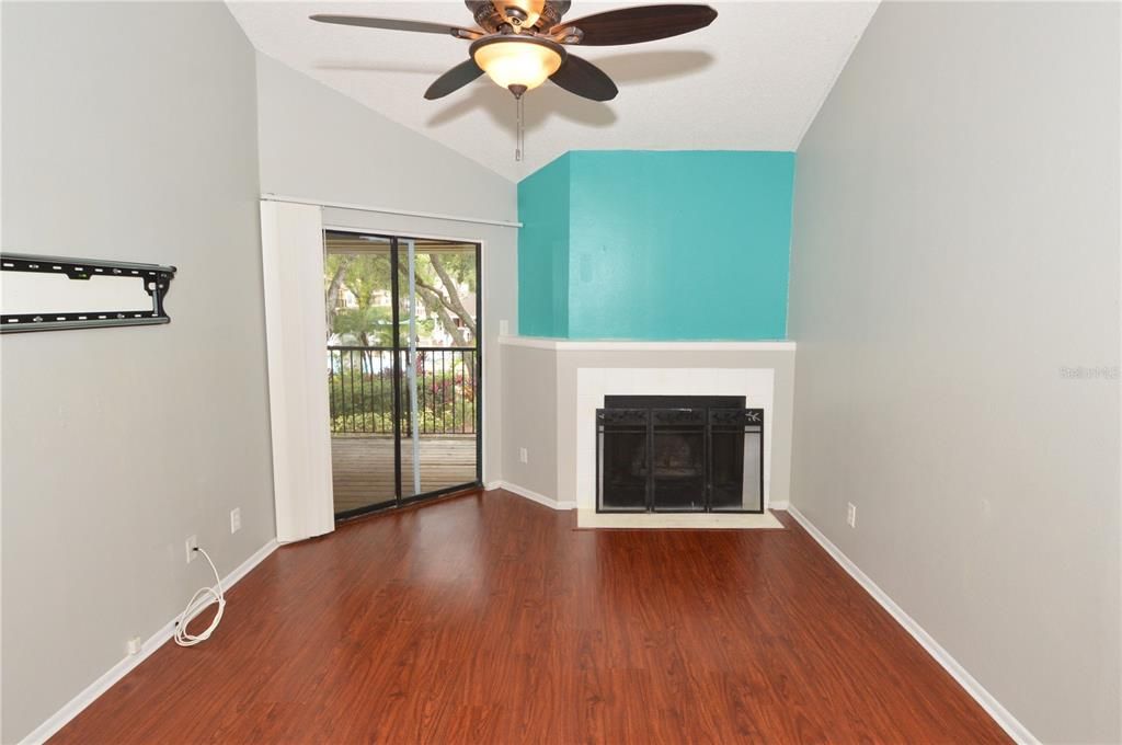 Active With Contract: $1,385 (1 beds, 1 baths, 846 Square Feet)